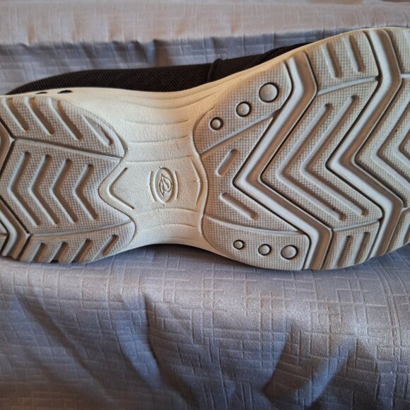 Easy Spirit Slip On Sneakers - Picture 2 of 8